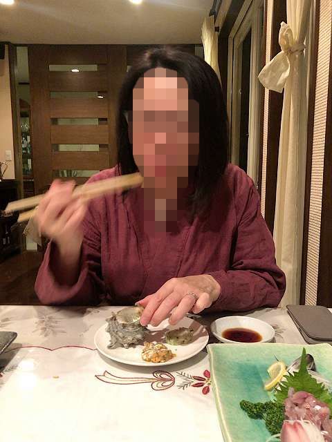 ディナー26サザエ9肝を食べるジャン妻5-1.jpg