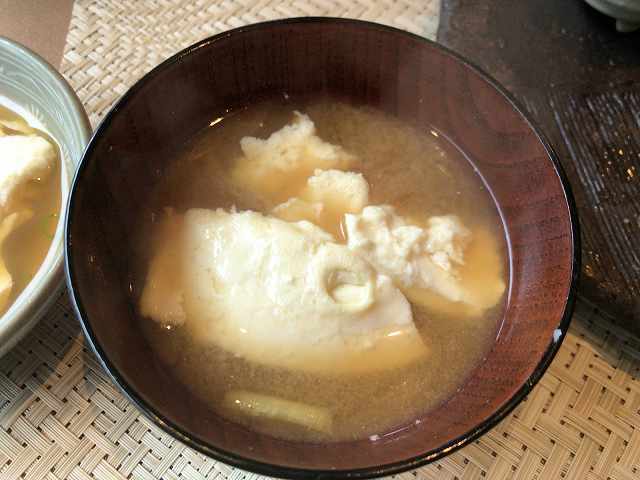 朝28味噌汁に豆腐を入れる.jpg