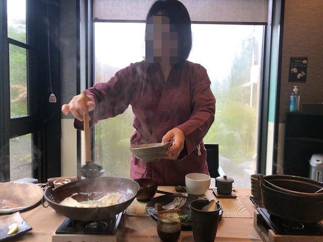 朝30豆腐をよそうジャン妻-1.jpg