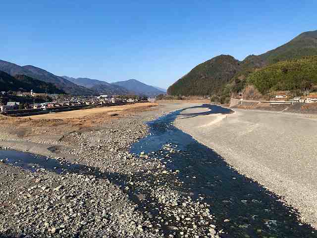 歩く9富士川の水量は少ない.jpg