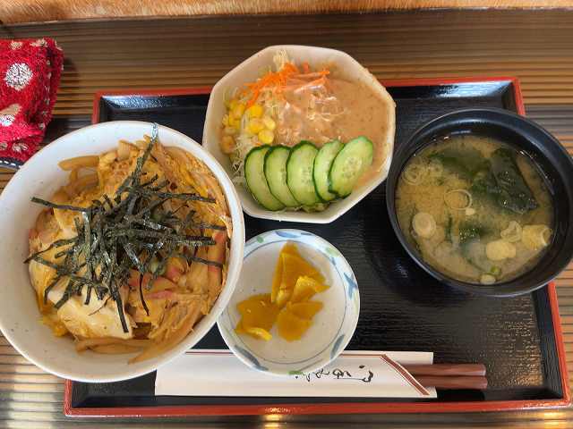 玉子丼1サラダ1.jpg