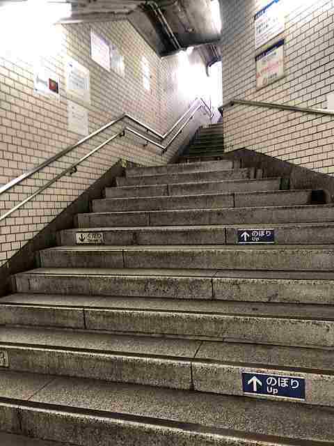 駅階段2狭くなる.jpg